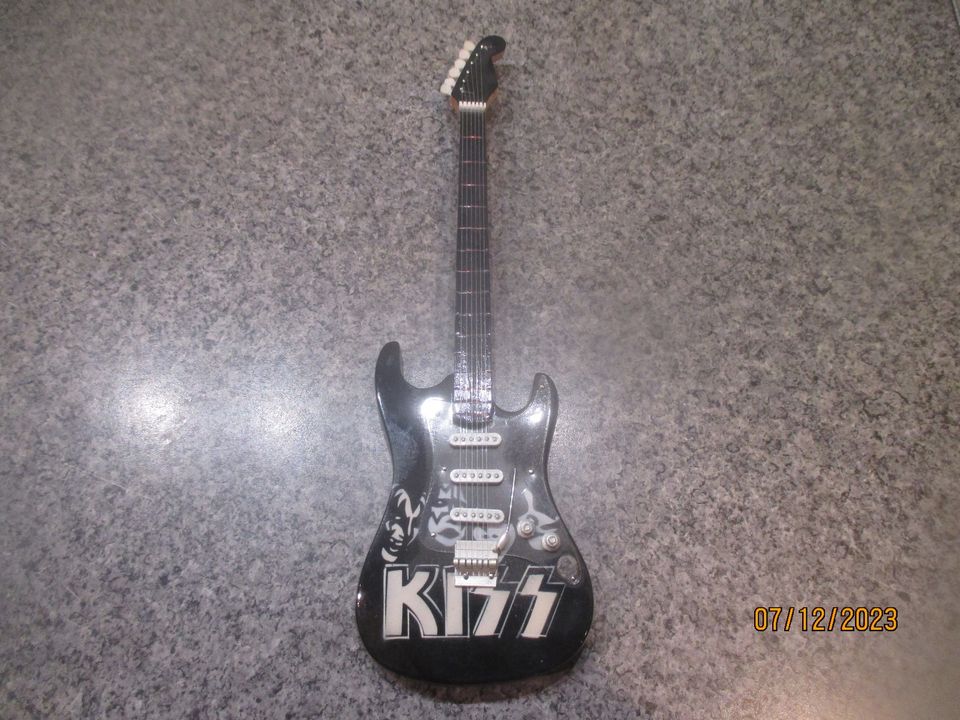 original KISS Deko Merchandise E-Gitarre, ca. 25 cm abzugeben in Augsburg