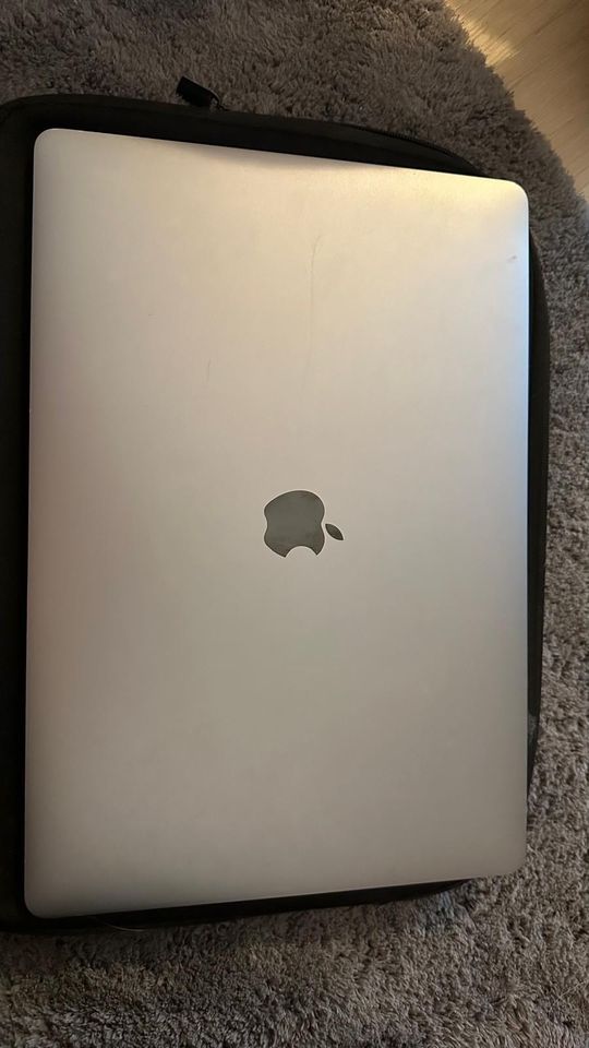 MacBook Pro 2018, 15", Grau, 1TB SSD, 16GB Ram in Königswinter