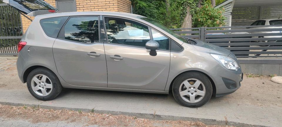 Opel Meriva 2011 Rentner 1,4 96000km guter Zustand in Berlin