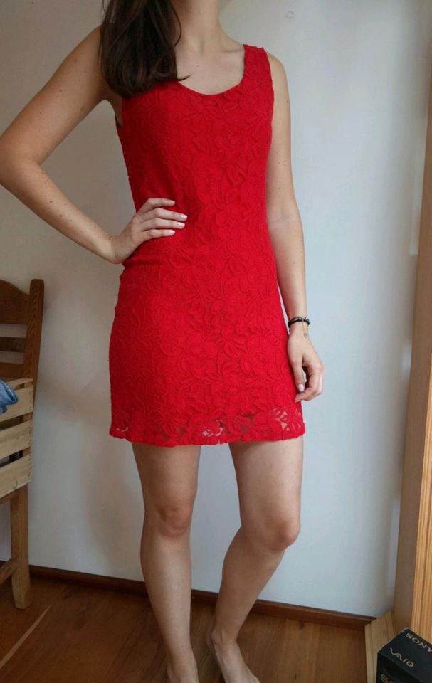 Rotes Spitzenkleid made in Italy in Samerberg