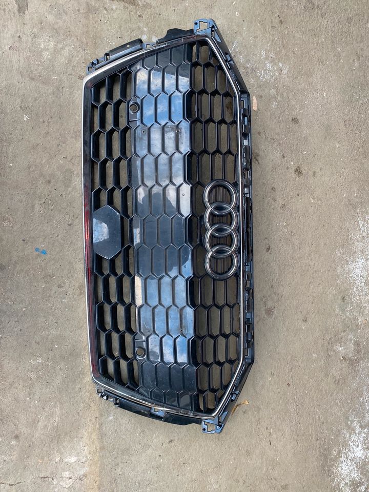 Kühlergrill Audi A3  8Y0853651A in Welden