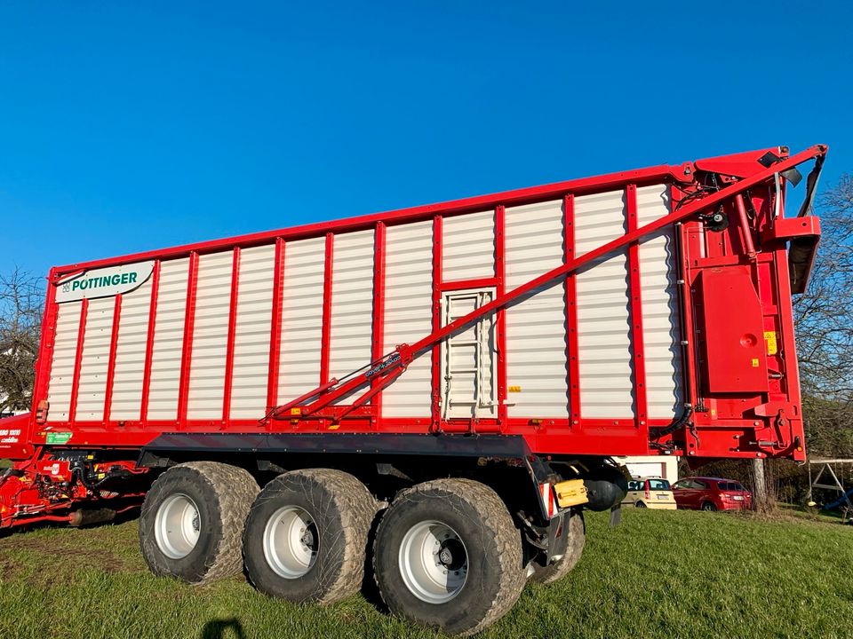 Pöttinger Jumbo 10010D Combiline Ladewagen Tridem Fahrwerk in Achberg