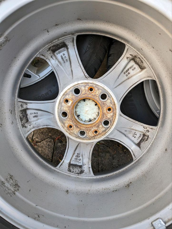 Winterreifen auf original BMW Alufelgen 235/55R17 in Dielheim