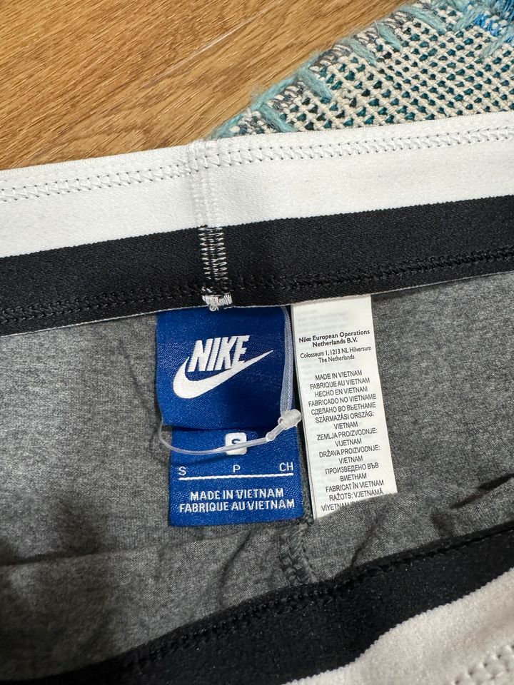 Nike Damen leggins Größe S neu in Bergkamen