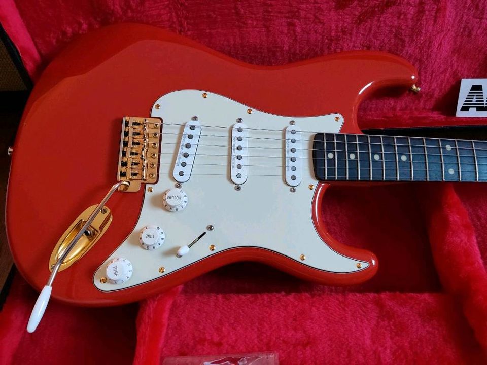 Allparts Stratocaster (Lic. by Fender) Fiesta Red mit Koffer in Lohr (Main)