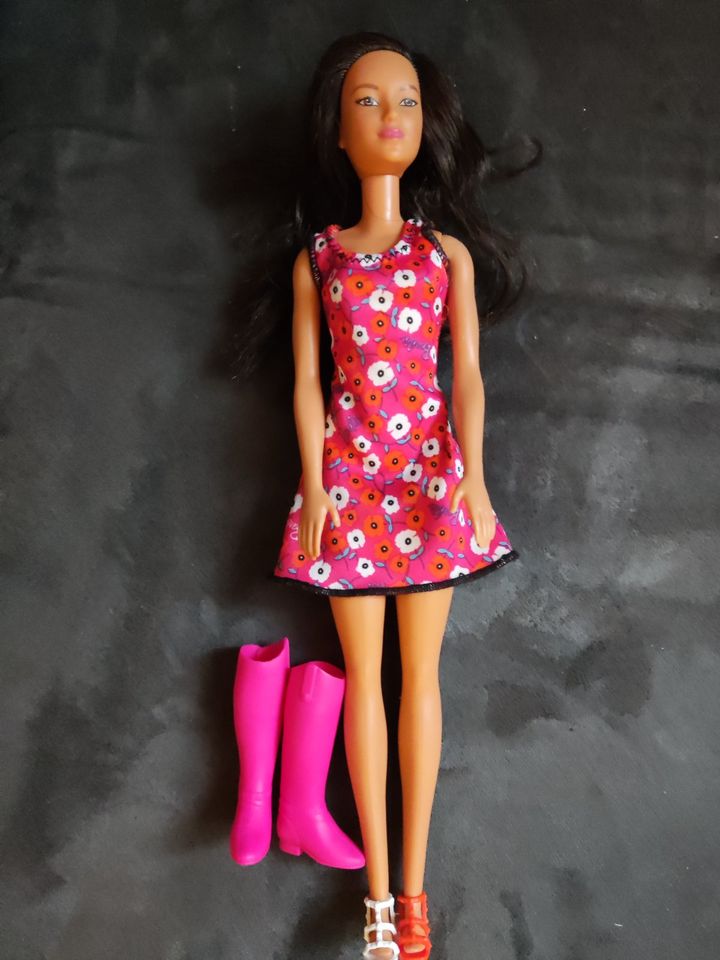 Original Mattel 2 Sommer Barbies mit 4 Paare Schuhe in Trier