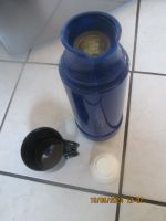 Thermoskanne in Blau aus Kunststoff mit Trink Deckel 0,7 l Nordrhein-Westfalen - Harsewinkel Vorschau