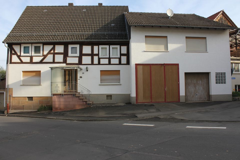 Bauernhof mit Scheune und Stallungen und Wohnhaus mit Anbau . in Alsfeld
