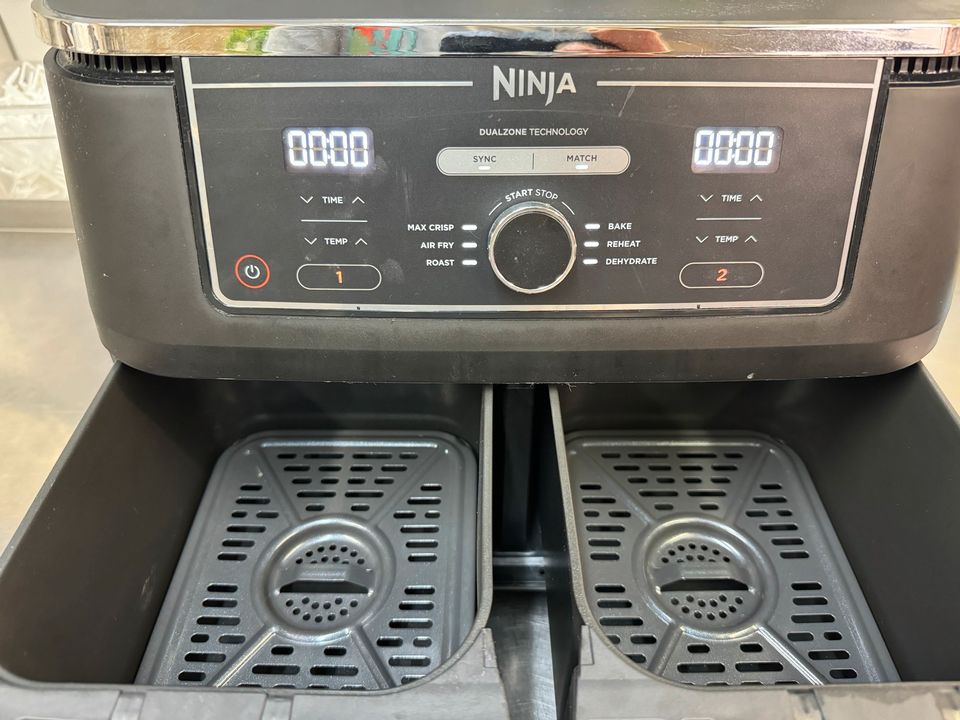 Ninja Foodi Dual Zone 9,5L Heißluftfritteuse in Waren (Müritz)