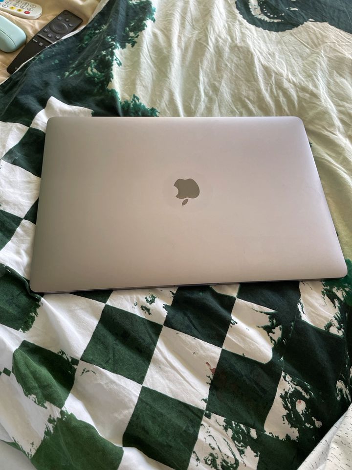 Mac Book Pro 2018 /i7 x6 2.6 Hz/ Touch Bar / 32 GB RAM/500 GB SSD in Malente