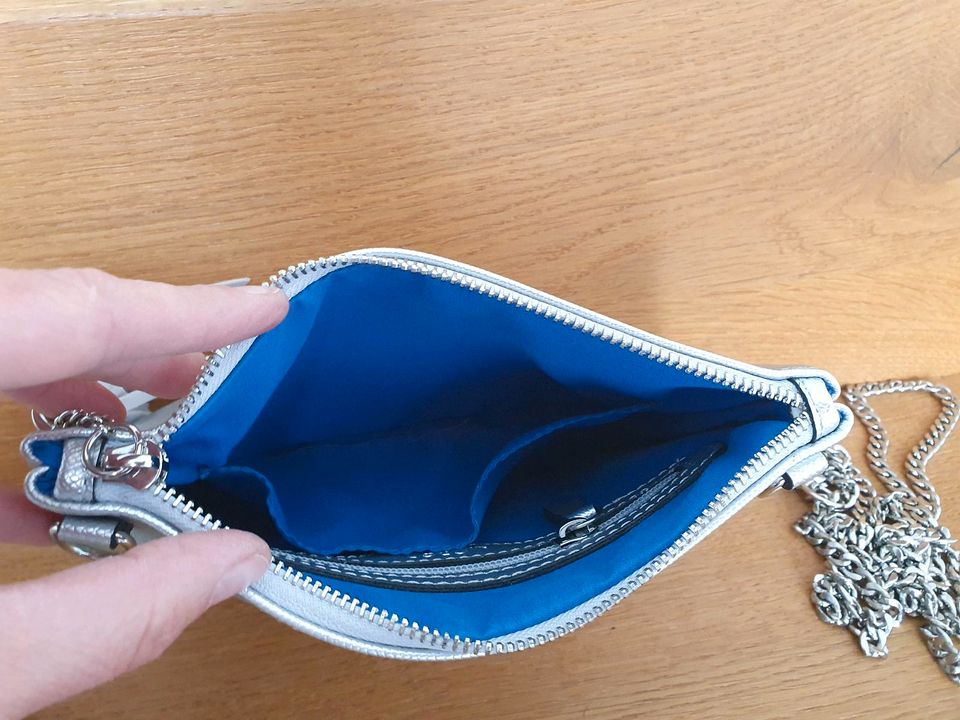 L.Credi Clutch Handtasche Silber metallic neuwertig in Reichertshofen