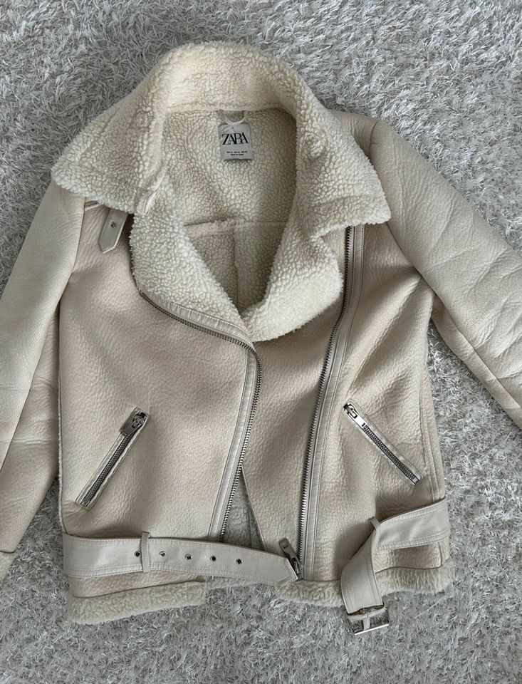 Zara Felljacke Lederjacke Teddy Jacke mit Fell Mantel Blazer S M in Berlin