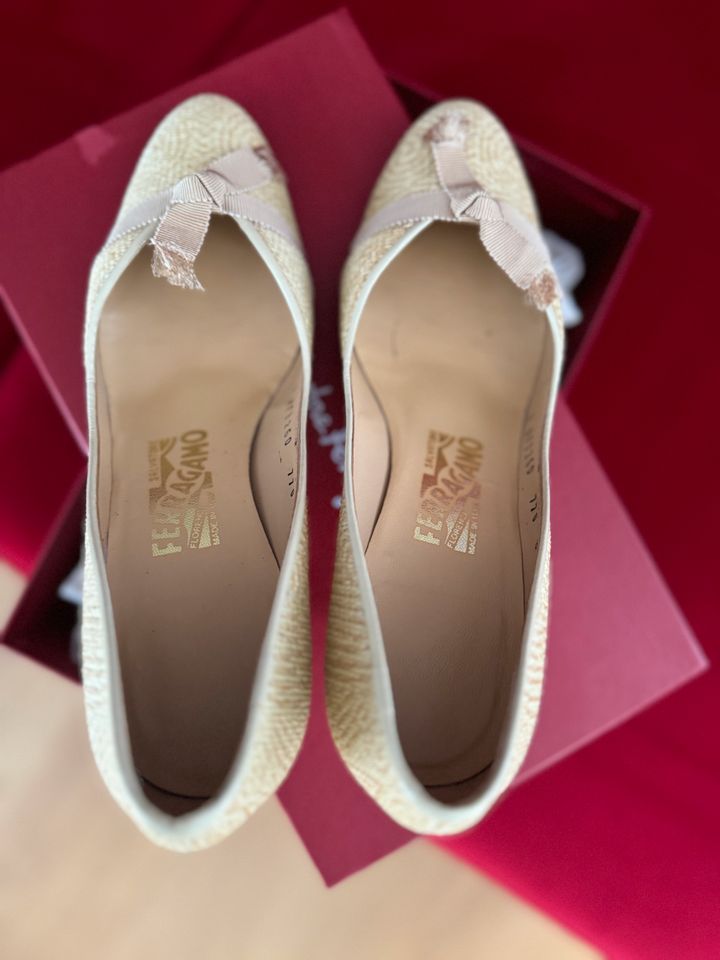 Ferragamo Pumps 8cm creme Elfenbeinfarben in Hamburg