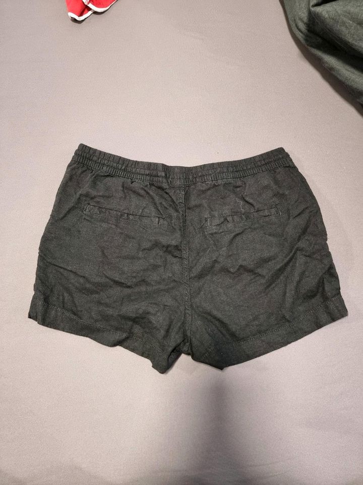 Frauen kurze Hosen Größe M  / Damen Hotpants / Shorts Klamotten in Siegburg