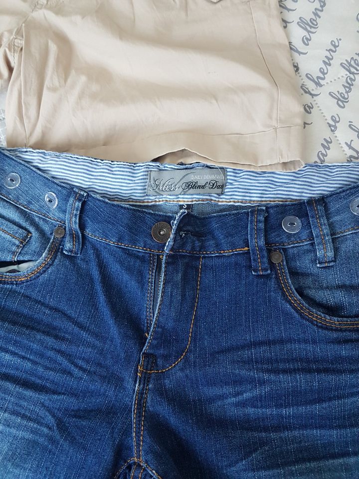 2x Damen Shorts, 1x Capri Jeans, Hosen in Damme