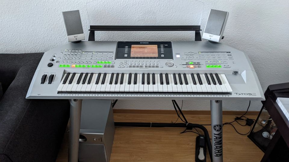 Yamaha Tyros 2 Keyboard, orig. Ständer, Boxen, Flightcase, Pedal in Neubrandenburg