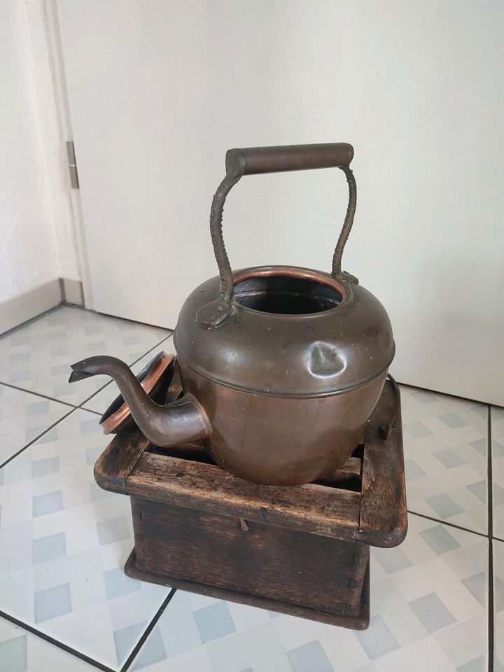 Antike Kupfer Teekanne/Teekessel mit Holz Stövchen in Erftstadt