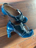 Tiggers Pumps blau/schwarz mit Curl Absatz 41 Niedersachsen - Tappenbeck Vorschau