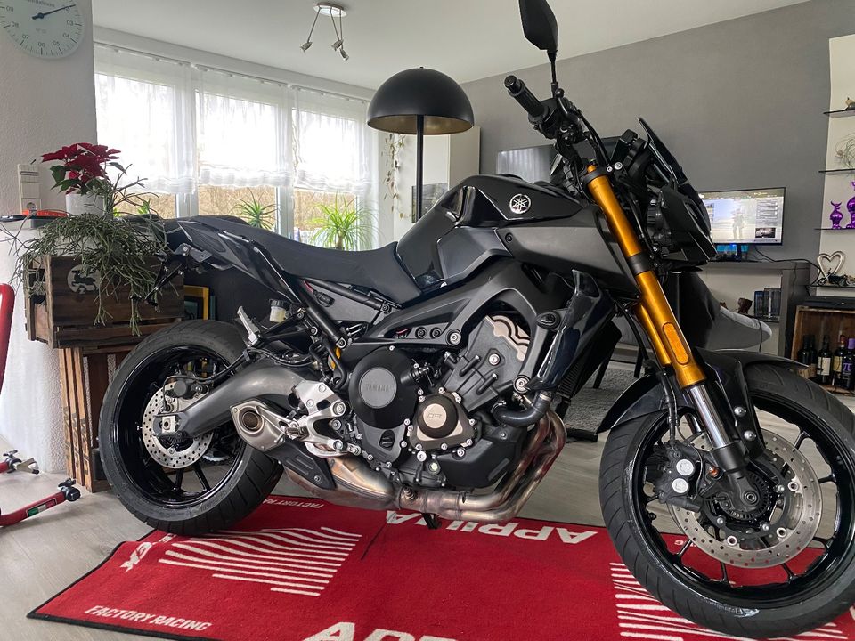 Yamaha MT09 SP all black + viel Zubehör ! in Pfullingen