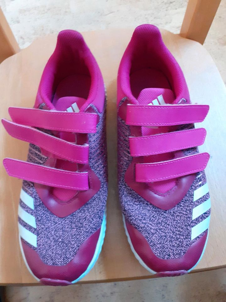 Adidas Hallensportschuhe Kinder Gr. 36 2/3 lesen in Hanau