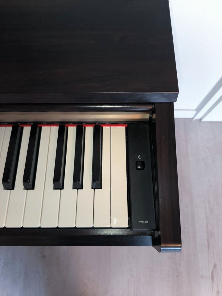 Yamaha Arius YDP 161 Digitalpiano Klavier mit Hocker + Zubehör in Lahr (Schwarzwald)