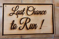 Hochzeittschild aus Holz "Last Chance to Run" Bayern - Vilsbiburg Vorschau