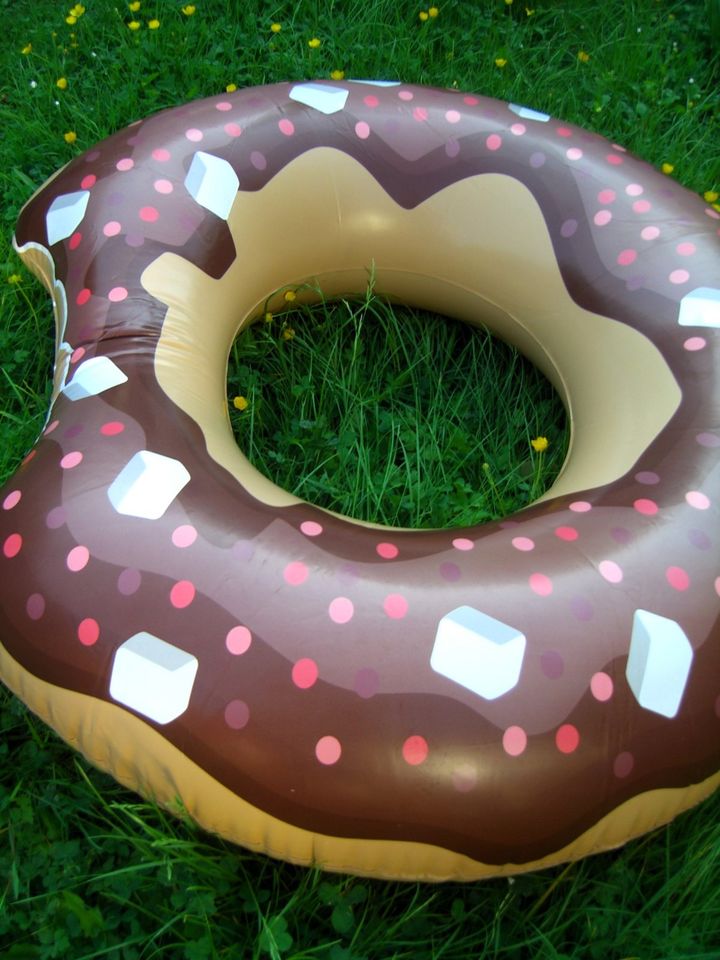 Schwimmring Donut Ø 107 cm in Frankfurt am Main