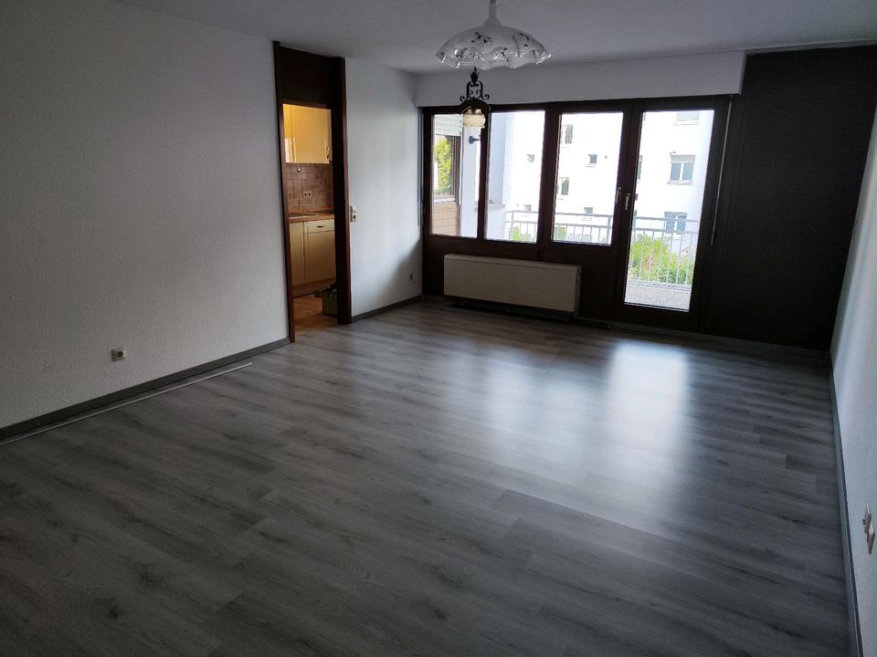 2 Zimmer Wohnung| Balkon | EBK | Ruhig | Zentral | TG Stellplatz in Kornwestheim