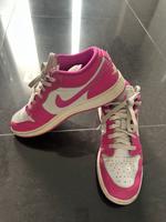 Nike Turnschuhe Größe 40 Niedersachsen - Velpke Vorschau