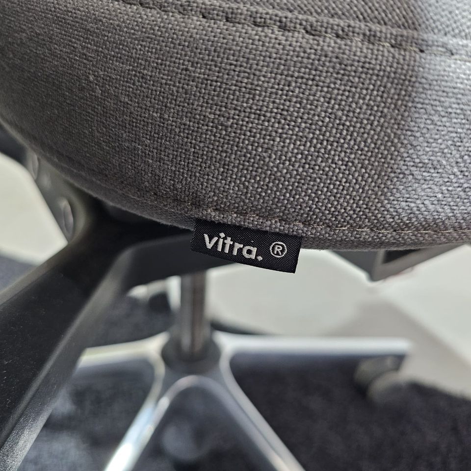 Vitra ID Trim Bürodrehstuhl grau Gestell chrom in Langen (Hessen)