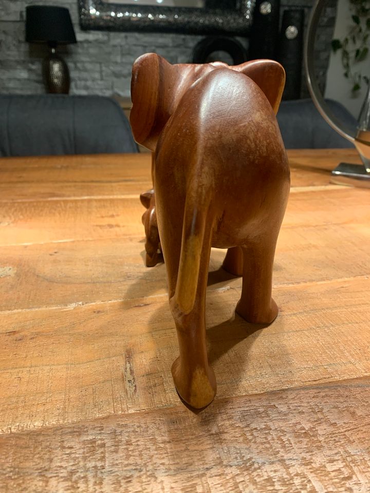 Holz Elefanten / Deko Figur / Deko - Elefant in Schloß Holte-Stukenbrock