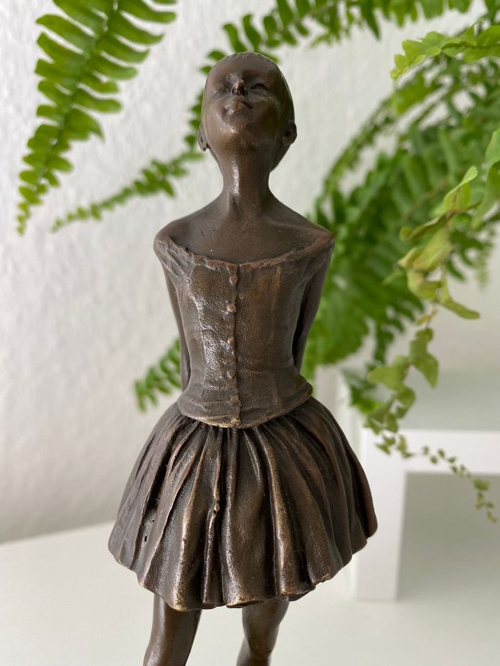 Bronzefigur Ballerina Mädchen Tänzerin Signatur Degas in Centrum