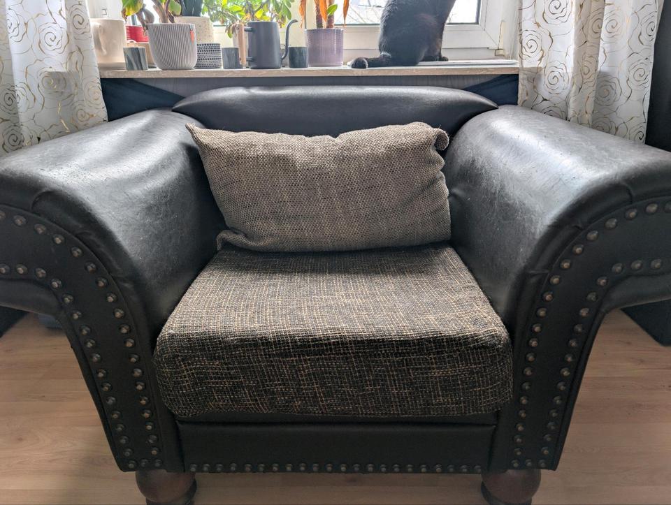 Kostenlos abzugeben 2x Couch, 1x Sessel und 1x Wohnzimmertisch in Koblenz