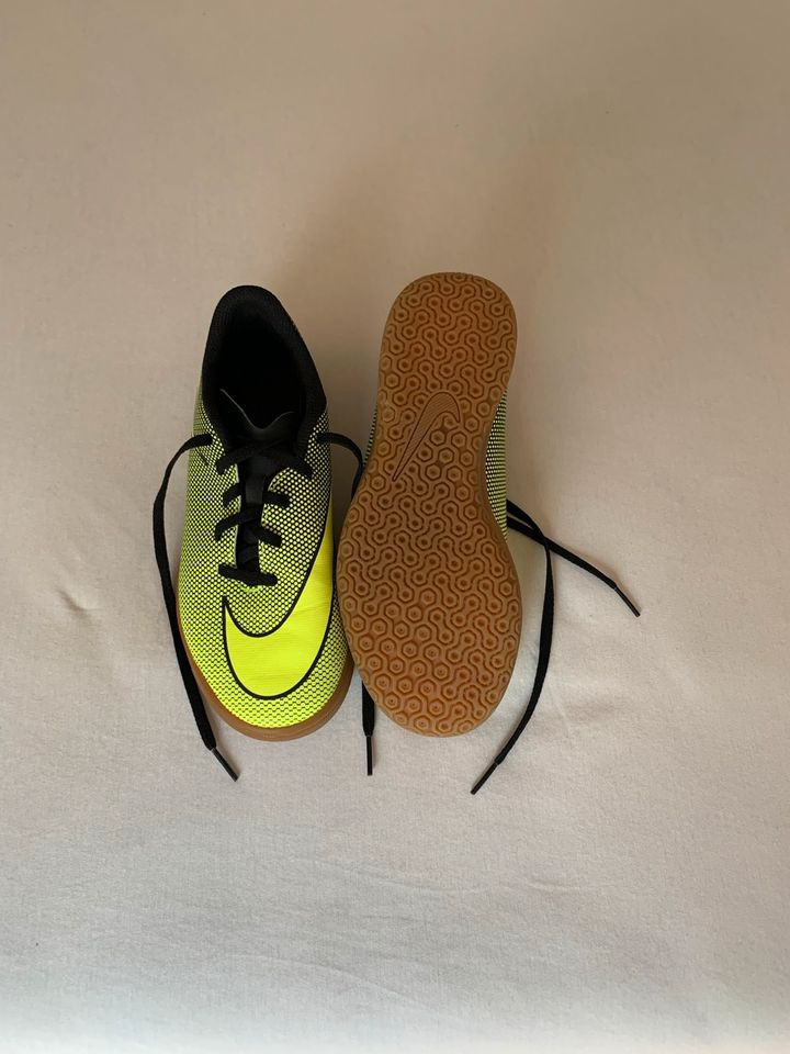 Nike Fußball hallenschuhe gr. 38 in Bielefeld