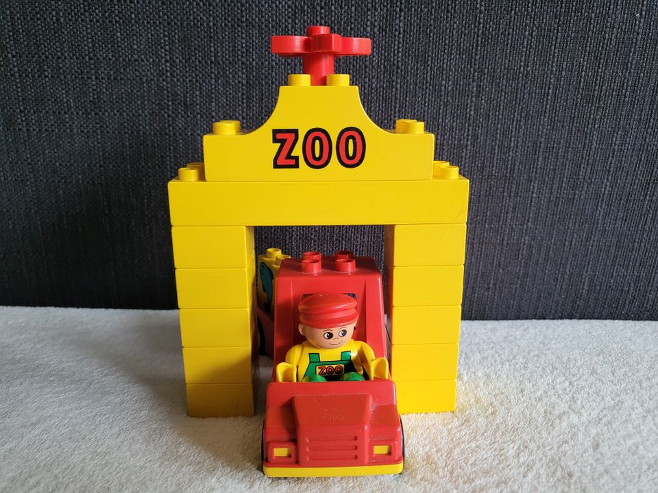 Lego Duplo Zoo - Eingang mit Fahrzeug, Figur, Löwenbaby in Kempten