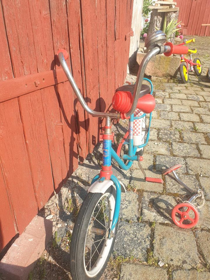 Kinderfahrrad 12 Zoll Hartgummireifen, Bonanza Lenker, Stützräder in Eisleben