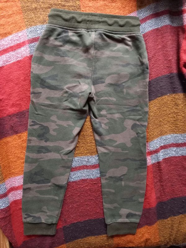 Camouflage-Hose Sweathose von Primark Gr. 122 in Troisdorf