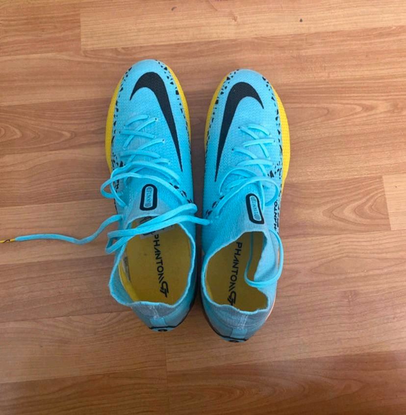 2 FUSSBALLSCHUHE ZUM VERKAUF!!!!! in Frankfurt am Main