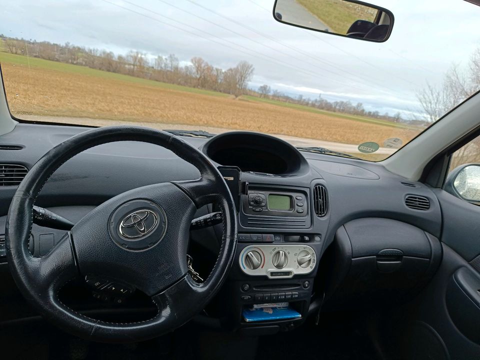 Toyota Yaris Verso Minivan mit Anhängekupplung und Klimaanlage in Buttenwiesen