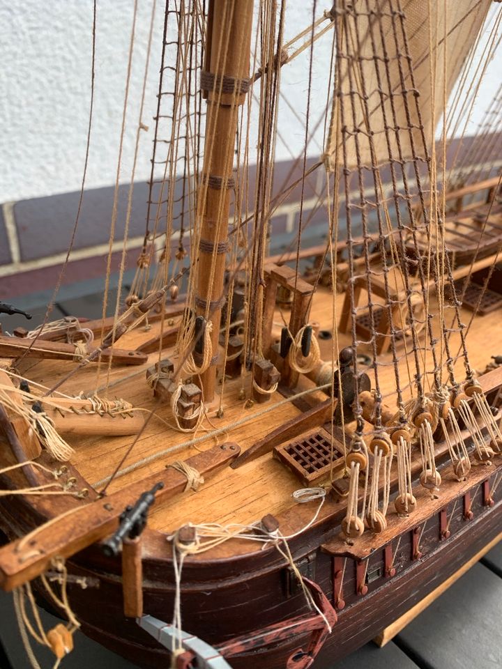 Modellschiff Endeavour Schiffsmodell Holz Segelschiff in Rödental