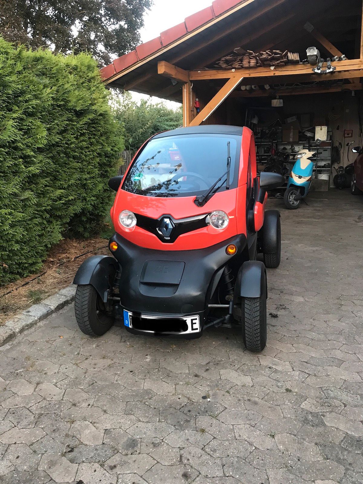 Abbildung des Autos TWIZY 45 - fahrbar ab 15…