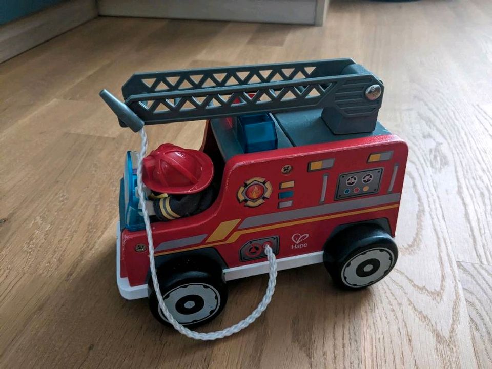 Hape Holz Feuerwehr  Auto mit Feuerwehrmann in Zorneding