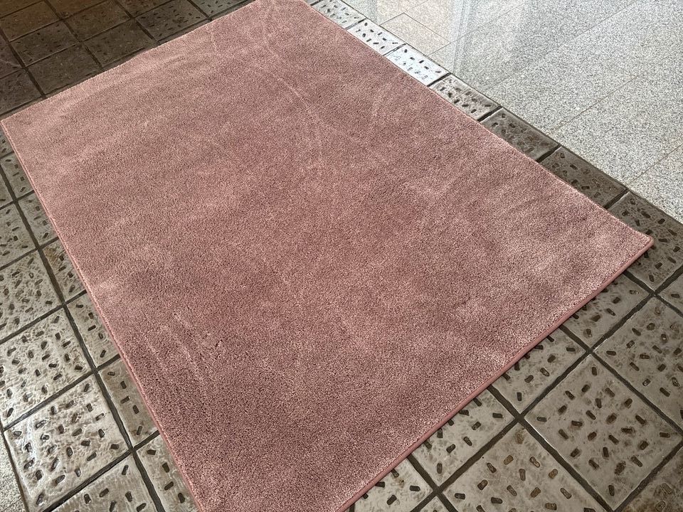 Schöner kuscheliger Teppich ca. 2m x 140 NEU zartes Lila in Berlin