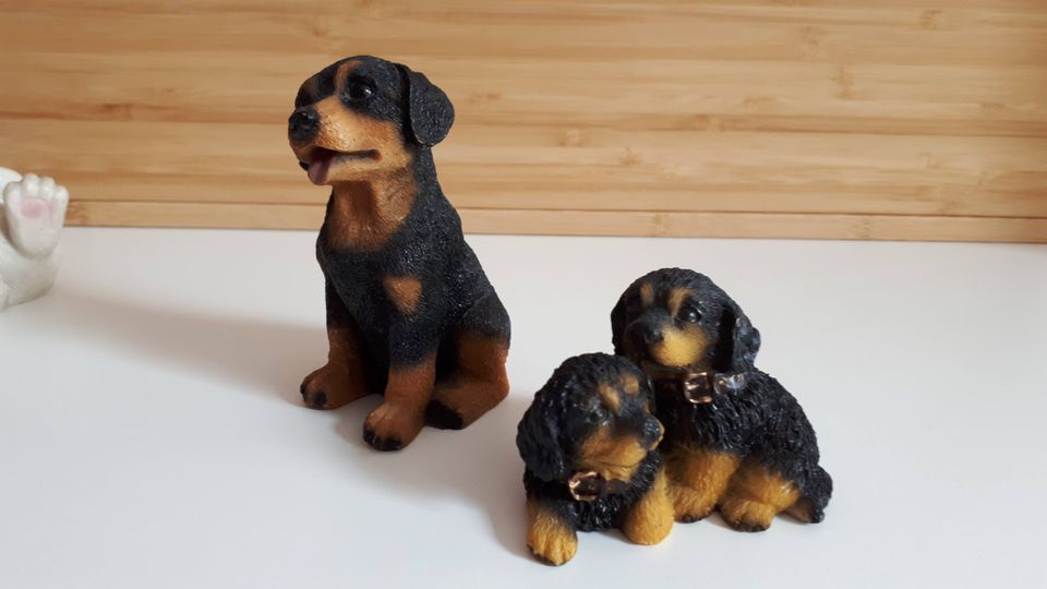 Hundefiguren und ein Schweinchen in Kritzmow