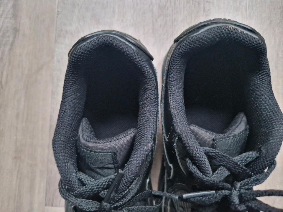 Nike Air Schuhe schwarz 37,5 Sportschuhe Sneaker in Datteln