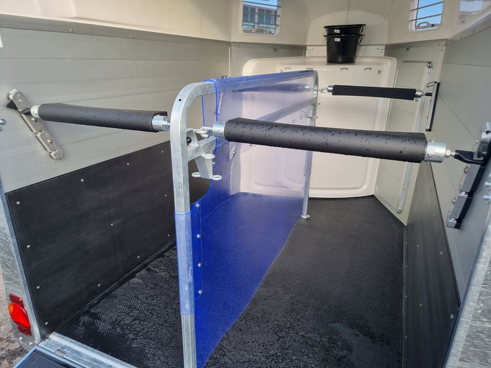 Xanthos 2400kg Pferdeanhänger Humbaur SK Alu Dark Blue ausziehbar in Gersthofen