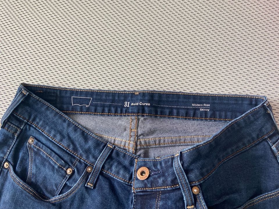 Levis Jeans dunkelblau Bold Curve Größe 31 in Bad Homburg