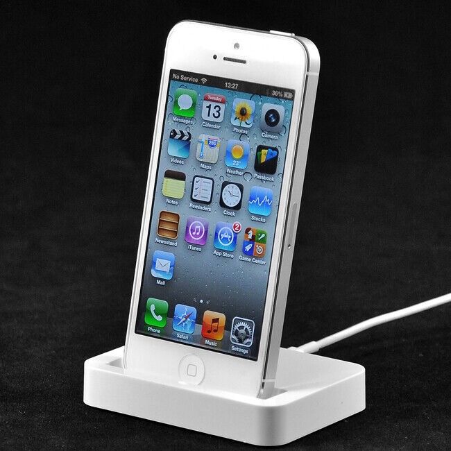 Apple iPhone 5 mit USB-Ladekabel und Ladestation. in Bobingen