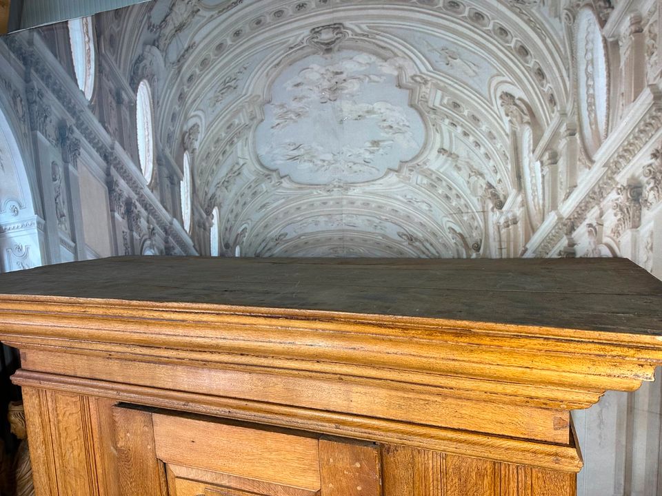 SEHR SELTENER BAROCKSCHRANK AUS EICHE UM 1680-1700 BAROCK SCHRANK  KLEIDERSCHRANK - Versand möglich 99 Euro - Wir sind für Sie da lokal in 86830 Schwabmünchen oder online ARTHOME24 in Schwabmünchen