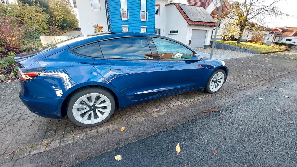 Tesla Model 3 aus 2022 RWD mit LFP Akku60kwh Netto&Auslandverkauf in Ebersburg